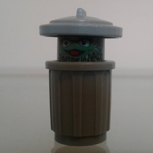 Fisher Price Little People Sesame Street Oscar the Grouch - Picture 1 of 3